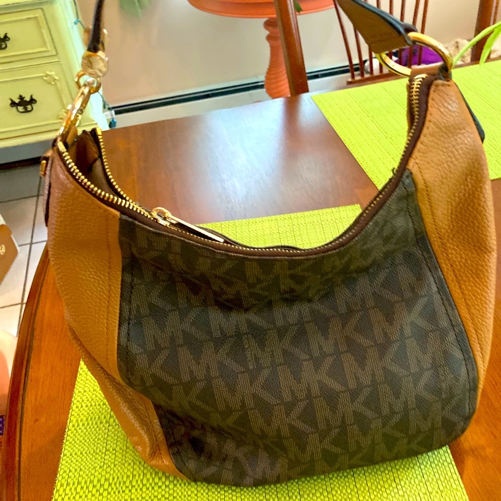 Michael kors bucket bag . Make up pockets and zipper pocket / outside pocket